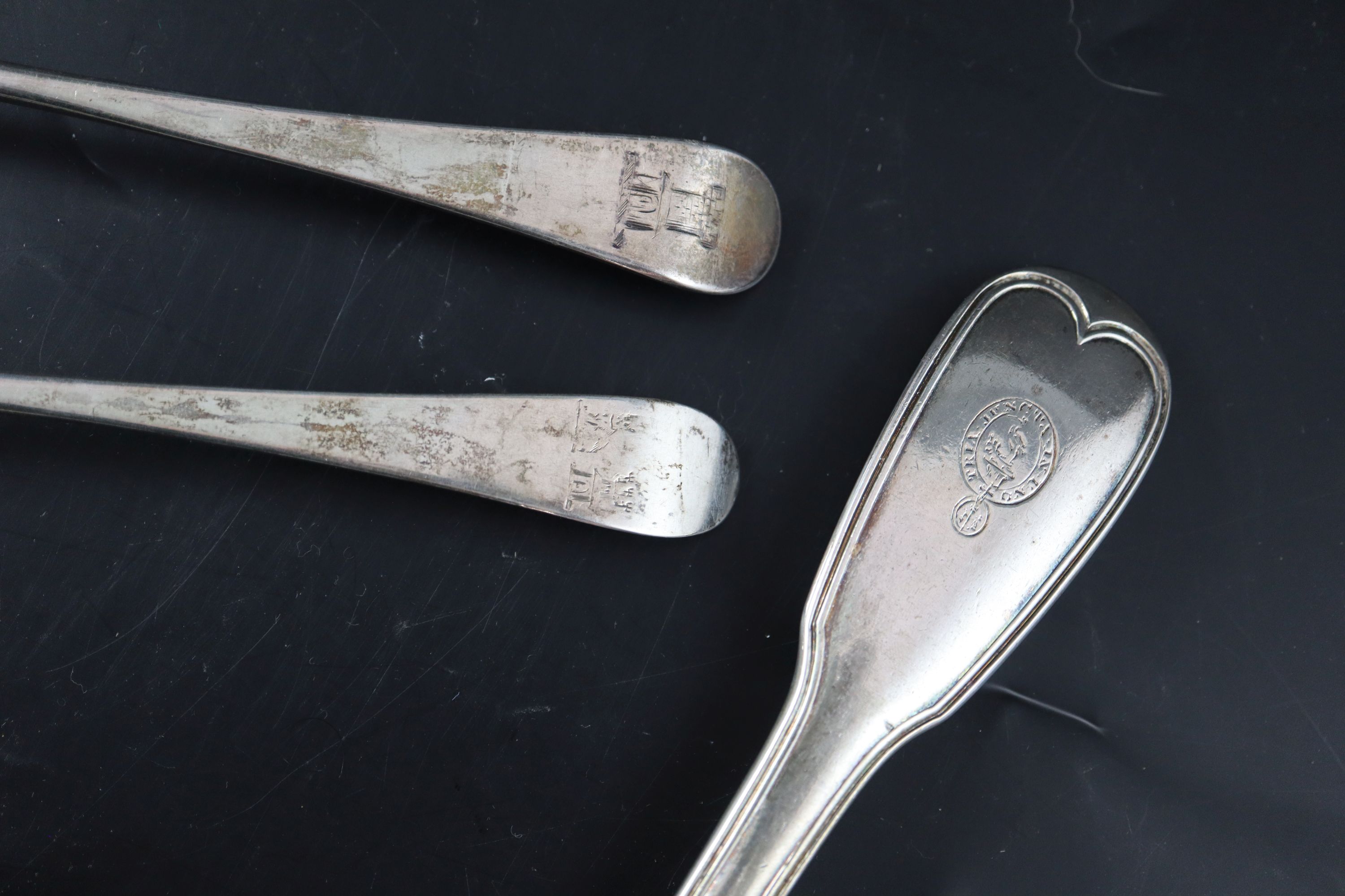 A George III silver fiddle and thread pattern fish slice, London, 1811 and six assorted silver spoons, 16.5oz.